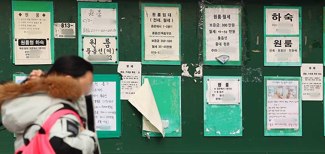 서울 시내의 한 대학가 주변에 붙은 원룸, 월세 안내 모습 ⓒ연합뉴스