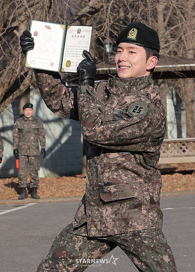 몬스타엑스 기현 '육군용사상 받고 전역했어요'[★포토]