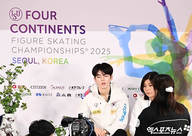 피겨스케이팅 차준환이 20일 서울 목동아이스링크에서 열린 ISU 사대륙선수권대회 남자 싱글 쇼트프로그램을 마친 뒤 점수를 확인하고 있다. 목동, 박지영 기자