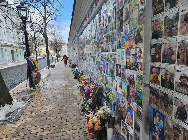 '추모의 벽' (키이우=연합뉴스) 신창용 특파원 = 20일(현지시간) 우크라이나 수도 키이우의 성미카엘 대성당을 둘러싼 '추모의 벽'에 전사자의 사진이 빼곡하게 붙여져 있다. 2025.02.20 changyong@yna.co.kr