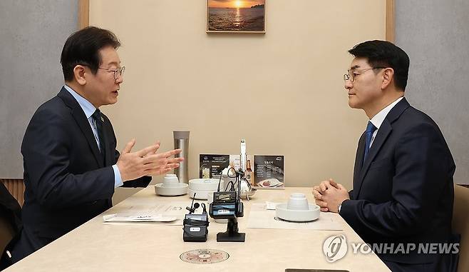 이재명 대표-박용진 전 의원, 오찬회동 (서울=연합뉴스) 더불어민주당 이재명 대표(왼쪽)와 박용진 전 의원이 21일 서울 여의도의 한 식당에서 만나 오찬 회동을 하고 있다. 2025.2.21 [국회사진기자단] photo@yna.co.kr