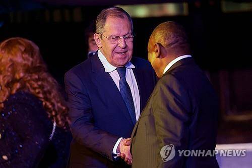 남아공 대통령과 악수하는 세르게이 라브로프 러시아 외무장관 [AFP=연합뉴스]