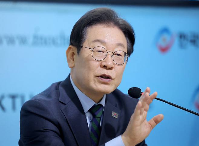 더불어민주당 이재명 대표가 21일 서울 여의도 한국노총 사무실에서 열린 민주당-한국노총 간담회에서 인사말을 하고 있다. (사진=연합뉴스)