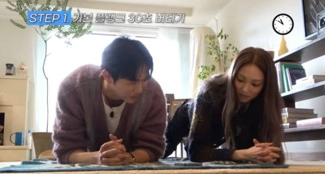 이성경와 임슬옹이 플랭크를 하고 있다. [사진=유튜브 채널 '옹스타일' 영상 캡처]