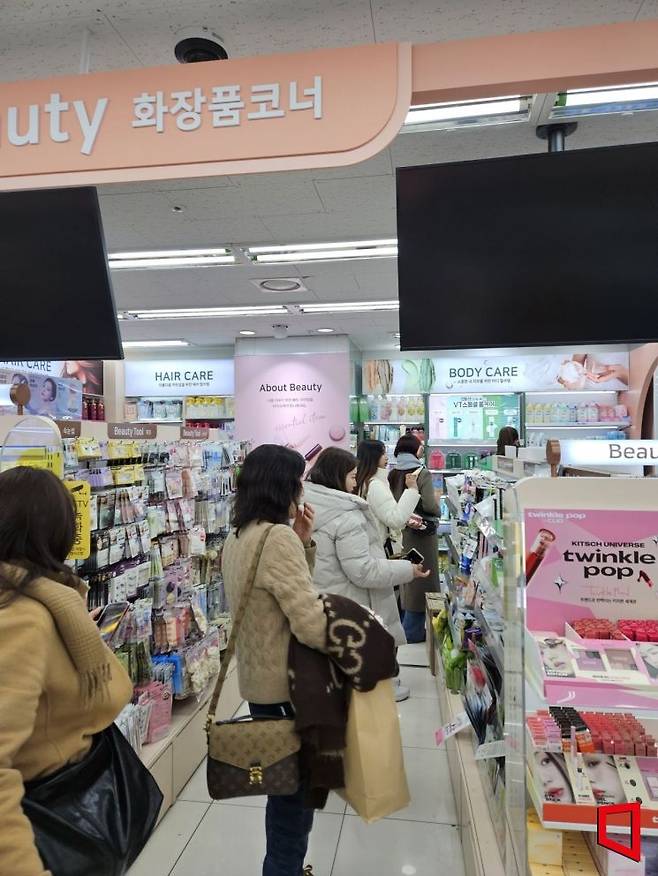 다이소 명동본점 뷰티 코너에서 상품을 구경하는 관광객들. 전진영 기자