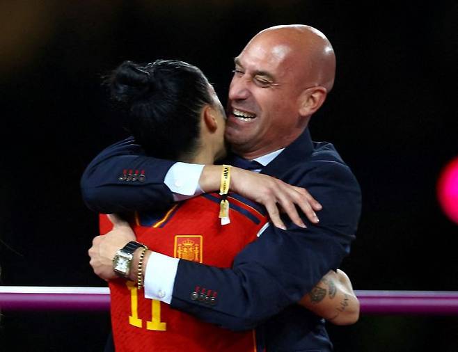 2023년 FIFA 여자 월드컵 시상식에서 당시 스페인 축구협회장이었던 루이스 루비알레스(오른쪽)가 헤니페르 에르모소 선수를 끌어안고 있다. 로이터 연합뉴스