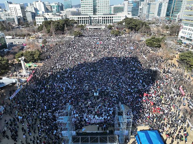 보수 성향 개신교 단체 ‘세이브코리아’ 주최로 22일 오후 대전시청 인근 보라매공원 일대에서 윤석열 대통령 탄핵 반대 국가비상기도회가 열리고 있다. /남강호 기자