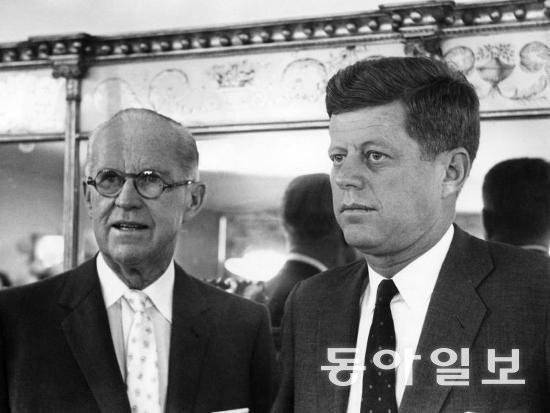 1960년 대선 유세에서 아들 존 F 케네디 후보(오른쪽)와 아버지 조지프 케네디 전 주영 미국대사(왼쪽). 존 F 케네디 대통령 도서관 홈페이지