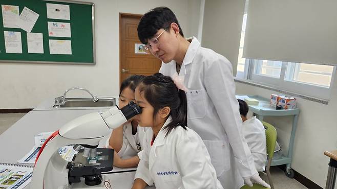 전남보건환경연구원이 올해 순천·광양지역 10개 초등학교를 대상으로 늘봄학교와 연계한 '찾아가는 과학·체험교실(호기심 과학교실)'을 운영한다. 전남보건환경연구원 제공