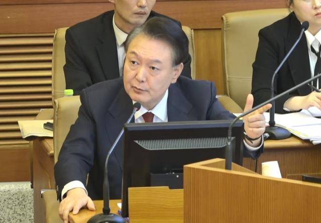 윤석열 대통령이 20일 서울 종로구 헌법재판소에서 열린 본인의 탄핵심판 10차 변론기일에서 발언하고 있다. 헌법재판소 제공