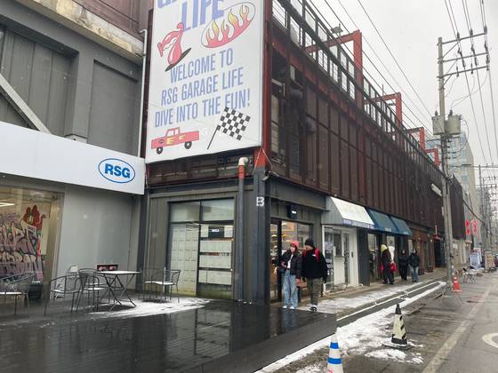 동연무장길 전경. 눈 오는 날에도 2030을 비롯한 외국인 관광객이 적지 않았다. 김세린 기자