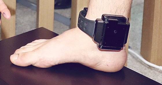 부착장치에 휴대용 위치추적장치를 하나로 묶은 일체형 전자발찌. 2018년 9월부터 사용했다. [뉴스1]