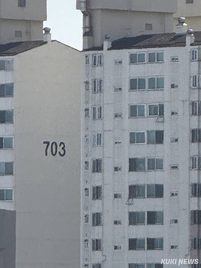 아이폰 16 프로로 롯데월드타워 근처의 아파트를 클로즈업 샷으로 촬영했다. 정우진 기자