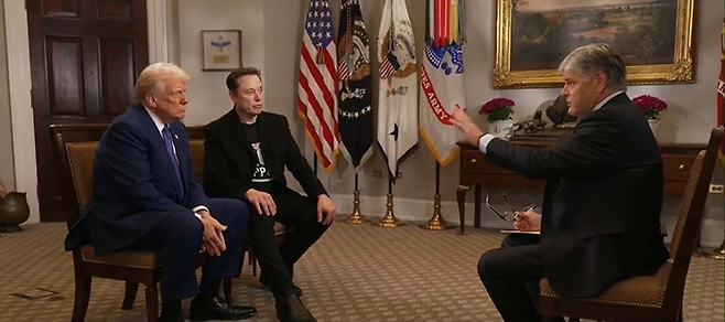 도널드 트럼프 미국 대통령과 일론 머스크 정부효율부(DOGE) 수장이 폭스(Fox)뉴스와 인터뷰하고 있는 모습.