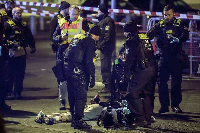 21일(현지시간) 독일 베를린 시내 홀로코스트 메모리얼(추모공원)에서 흉기 테러를 벌인 시리아 국적 10대를 체포하는 경찰. [AP]