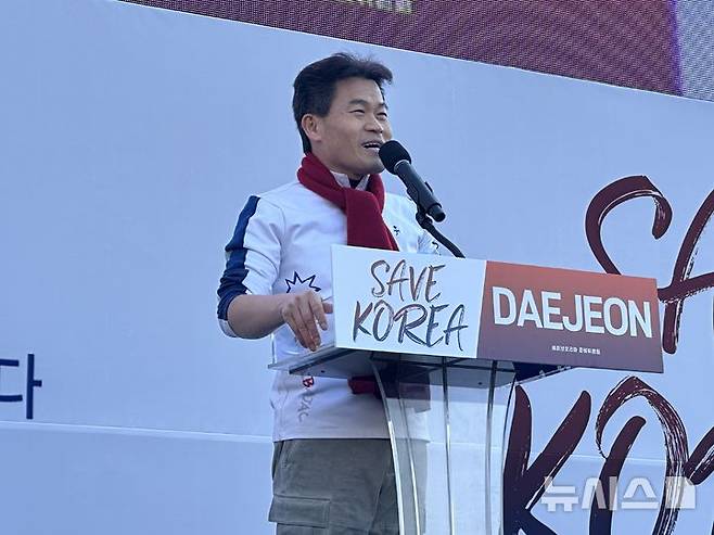 [대전=뉴시스] 김도현 기자 = 22일 오후 대전 서구 둔산동 대전시청 인근에서 열린 윤석열 대통령 탄핵 반대 집회에서 전한길 강사가 발언하고 있다. 2025.02.22. kdh1917@newsis.com