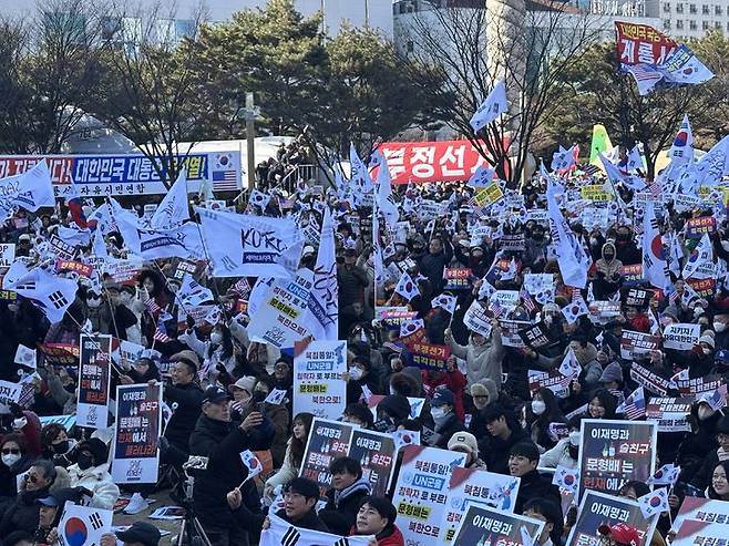 [대전=뉴시스] 김도현 기자 = 22일 오후 대전 서구 둔산동 시청 인근에서 윤석열 대통령의 탄핵을 반대하는 집회가 열린 가운데 참여자들이 태극기를 흔들고 있다. 2025.02.22. kdh1917@newsis.com *재판매 및 DB 금지