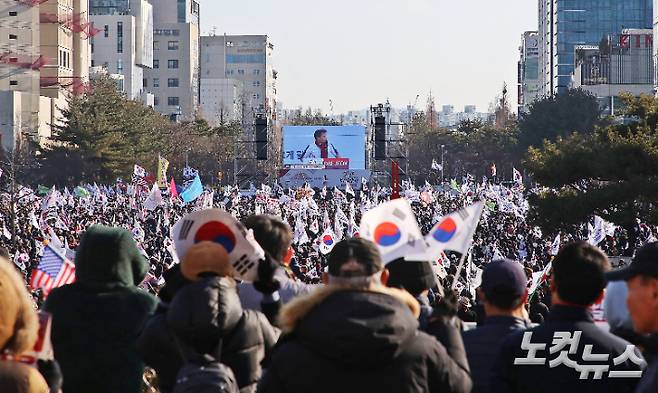 22일 대전시청 남문광장 일대에서 열린 세이브코리아 주최 대통령 탄핵 반대 집회에서 역사 강사 전한길씨가 연단에 올라  대통령 탄핵 반대 이유를 설명하고 있다. 인상준 기자