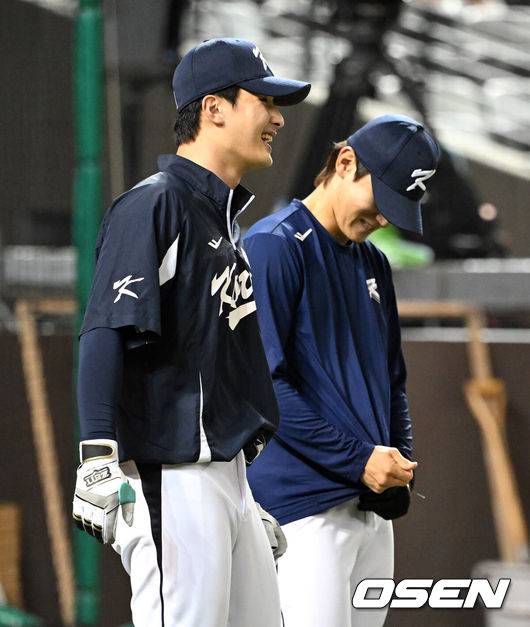 [OSEN=타이베이(대만), 이대선 기자] 15일 오후 대만 타이베이돔에서 세계야구소프트볼연맹(WBSC) 프리미어12 2024 B조 대한민국과 일본의 경기가 열렸다.대한민국은 3차전 선발투수로 최승용, 일본은 다카하시 히로토를 내세웠다.경기에 앞서 윤동희와 김도영이 타격 훈련 중 웃고 있다. 2024.11.15 /sunday@osen.co.kr