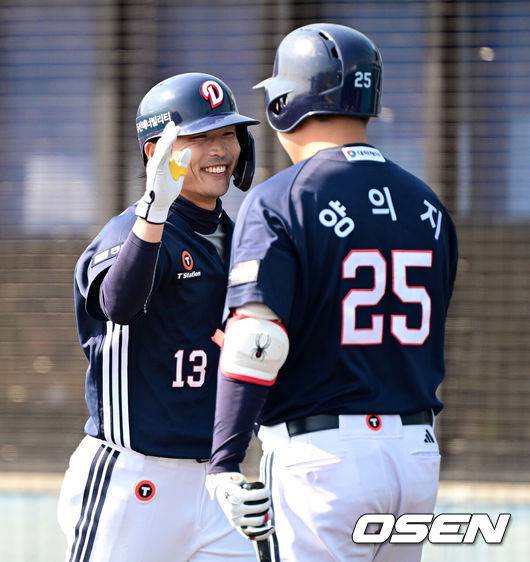 [OSEN=미야자키(일본), 지형준 기자]&nbsp;22일 일본 미야자키 니치난시 난고 스타디움에서 두산 베어스가 일본프로야구 세이부 라이온스와 두 번째 연습경기를 가졌다.이날 두산이 5-4로 승리하며 연습경기 첫 승을 거뒀다.5회초 1사 1루에서 두산 이유찬이 역전 투런포를 날리며 기뻐하고 있다 2025.02.22 /jpnews@osen.co.kr