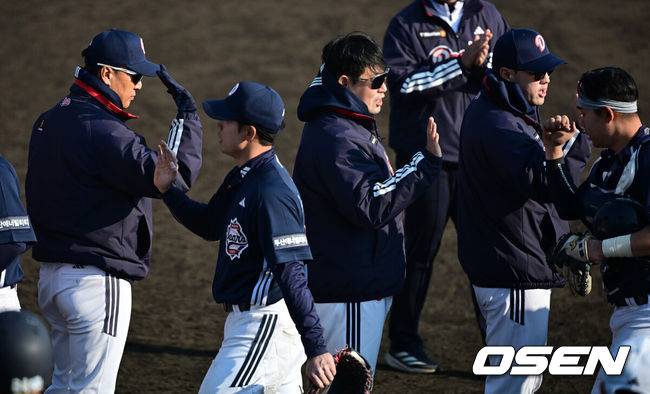[OSEN=미야자키(일본), 지형준 기자]&nbsp;22일 일본 미야자키 니치난시 난고 스타디움에서 두산 베어스가 일본프로야구 세이부 라이온스와 두 번째 연습경기를 가졌다.이날 두산이 5-4로 승리하며 연습경기 첫 승을 거뒀다.경기를 마치고 두산 이승엽 감독이 선수들과 승리 하이파이브를 하고 있다 2025.02.22