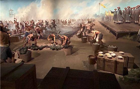 ▲린쩌쉬가 지켜보는 가운데 아편을 폐기하는 장면 ⓒ사진 윤세병