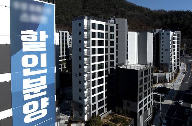 지난 19일 대구 수성구의 한 아파트에 할인분양 관련 현수막이 붙어있다. 뉴시스