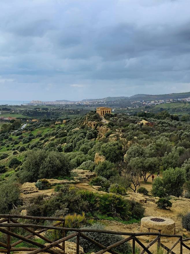 헤라의 신전에서 본 신전의 계곡.