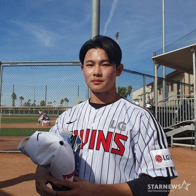 LG 김영우가 20일(한국시간) 미국 애리조나주 스코츠데일 인디언스쿨 파크 야구장에서 열린 2025 스프링캠프에서 자체 청백전을 마친 뒤 취재진의 인터뷰에 응했다. /사진=김동윤 기자