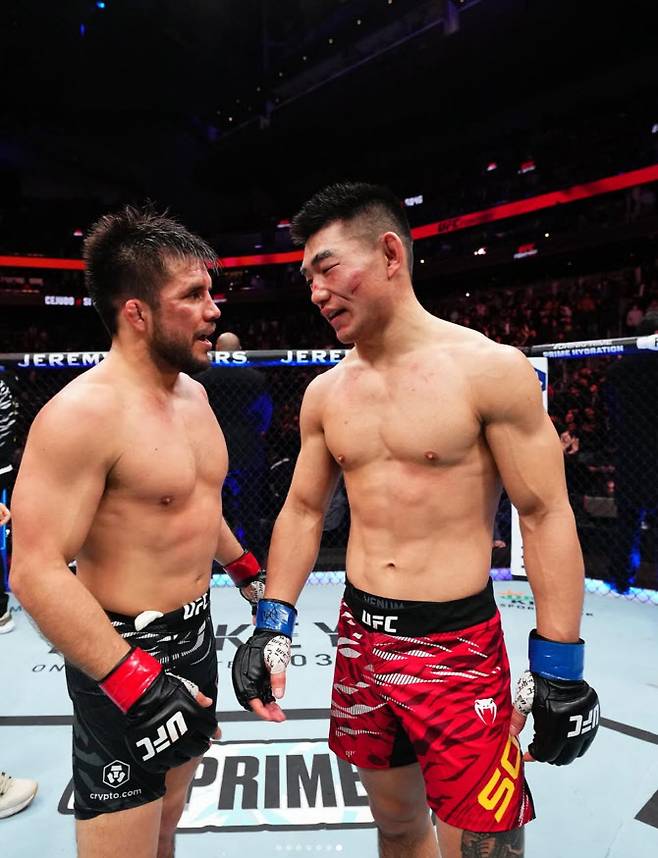 경기를 마친 송야동(오른쪽)과 헨리 세후도가 서로 대화를 나누고 있다. 사진=UFC