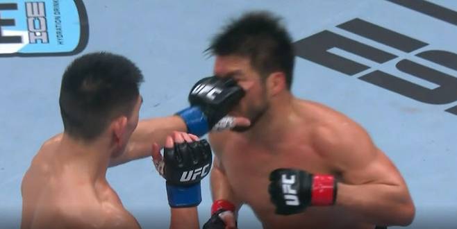 송야동이 경기 중 손가락으로 헨리 세후도의 눈을 찌르고 있다. 사진=UFC 중계 화면