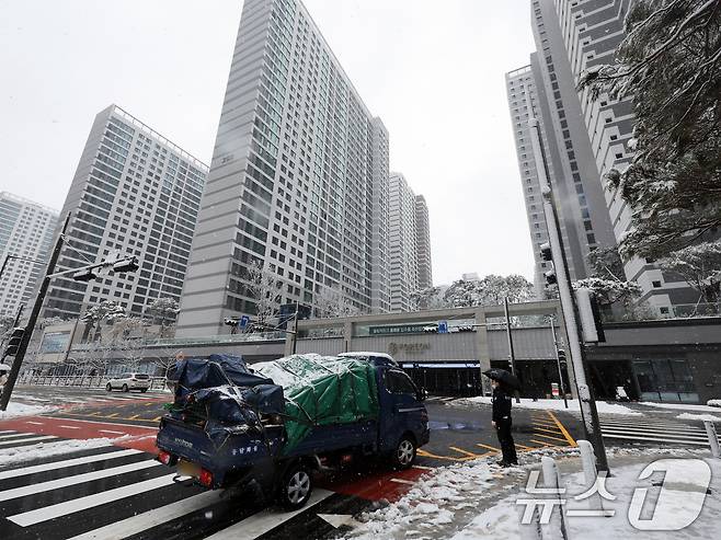 27일 둔촌주공 아파트를 재건축한 올림픽파크포레온 아파트 입주가 시작됐다. 이날부터 내년 3월 말까지 순차적으로 입주가 진행된며 총 1만2032세대가 입주 대상이다. 사진은 이날 서울 강동구 올림픽파크포레온에서 이삿짐 차량이 출입하는 모습. 2024.11.27/뉴스1 ⓒ News1 황기선 기자