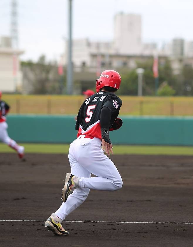 KIA 김도영이 22일 일본 오키나와 고자신킨 구장에서 열린 2025 스프링캠프 연습경기 히로시마전에서 3회초 안타로 출루한 후 변우혁의 적시 2루타 때 홈을 향하 달리고 있다. 사진 | KIA 타이거즈