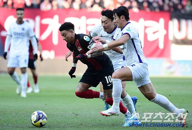 22일 상암동 서울월드컵경기장에서 열린 'K리그1 2025' FC서울과 FC안양의 경기. 서울 린가드가 안양 수비를 제치며 돌파를 시도하고 있다. 상암=송정헌 기자songs@sportschosun.com/2025.02.22/