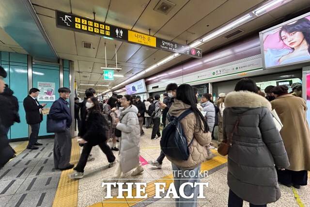 19일 오후 6시쯤 서울 지하철 2호선 잠실역 플랫폼 앞에서 사람들이 열차 탑승을 준비하고 있다. /이상빈 기자
