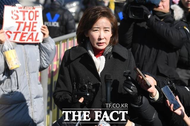 나경원 국민의힘 의원이 지난 3일 오후 경기 의왕시 서울구치소에서 윤석열 대통령 접견을 마친 후 입장을 밝히고 있다. / 장윤석 기자