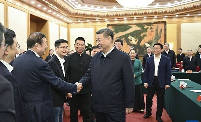 시진핑 중국 국가주석이 지난 17일 베이징 인민대회당에서 열린 민영기업 심포지엄에 참석한 기업인들과 악수를 나누고 있다. ⓒ 신화/연합뉴스