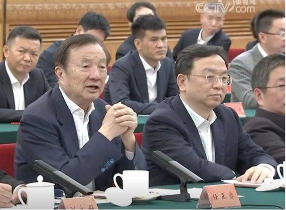 지난 17일 베이징 인민대회당에서 열린 민영기업 심포지엄에서 런정페이(왼쪽) 화웨이 회장이 발언하고 있다. ⓒ 중국중앙TV(CCTV) 캡처