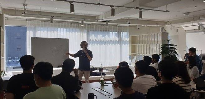 2030 독서 모임에서 강연하는 정선용 씨. 오프라인 강연은 사람 눈을 보고 소통할 수 있어 무척 즐겁다고 한다. 정선용 씨 제공