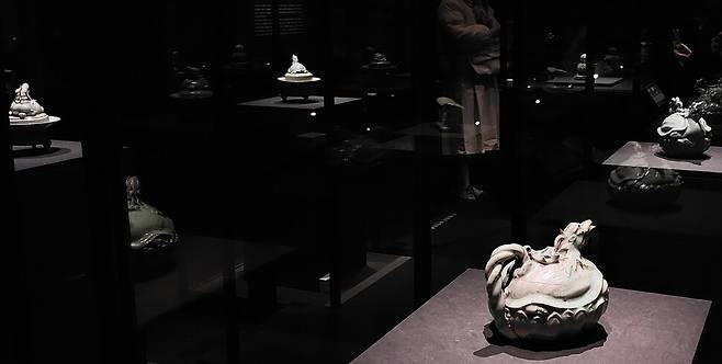전시장 가장 안쪽의 특제 진열장에 집약된 국보 보물급 상형청자 명품들. 연꽃 위에 있는 귀룡을 형상화한 주전자가 가까이에 보인다. 노형석 기자