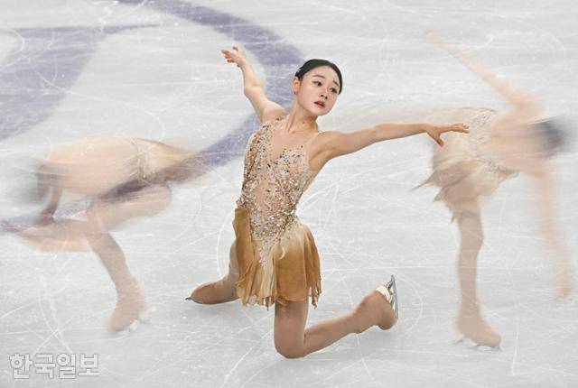 김채연이 여자 싱글 프리 스케이팅 연기를 펼치고 있다. 빙판 위 연기를 연속 동작으로 촬영해 합성했다.