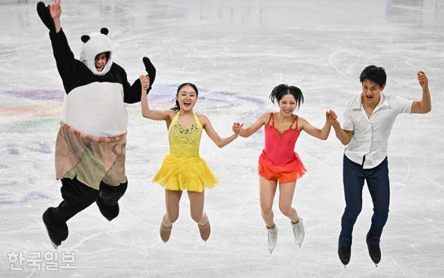 여자 싱글 1위 김채연(왼쪽 두 번째)이 남자 싱글 1위 미하일(왼쪽·카자흐스탄), 페어 1위 미우라 리쿠·기하라 류이치(일본)와 기념촬영을 하고 있다.