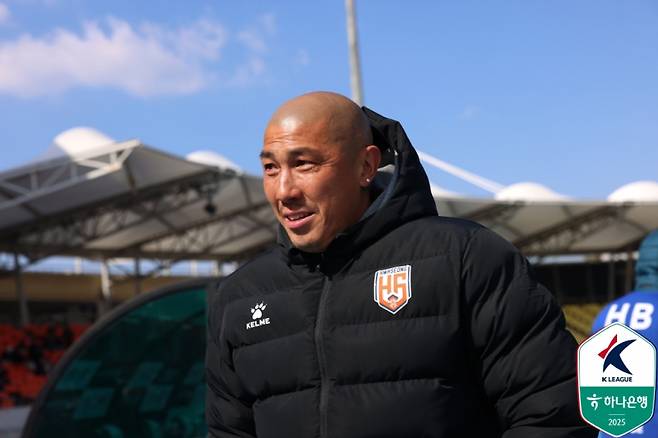 차두리 화성 감독이 23일 탄천종합운동장에서 열린 성남FC와의 K리그2 1라운드를 위해 경기장으로 향하고 있다. 사진=프로축구연맹