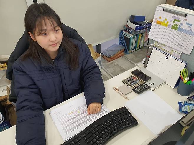 윤지우 사원이 직원 근태관리를 파악하고 있다. 윤현주 기자