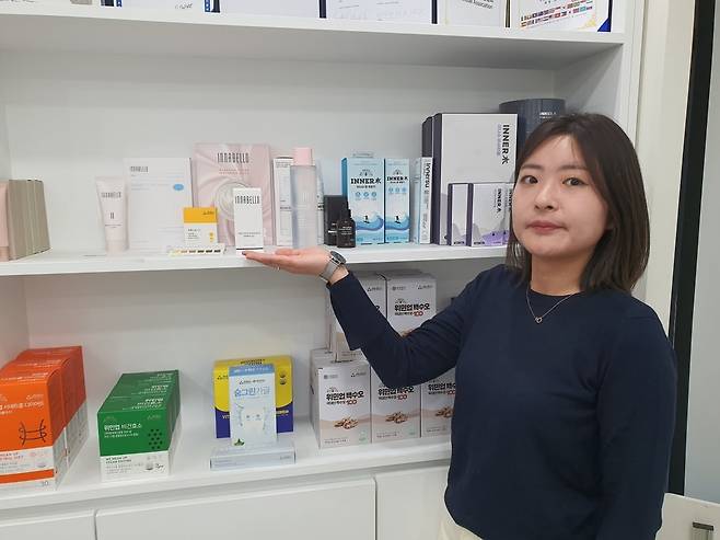 남유진 사원이 자사 화장품과 약품 등을 소개하고 있다. 윤현주 기자