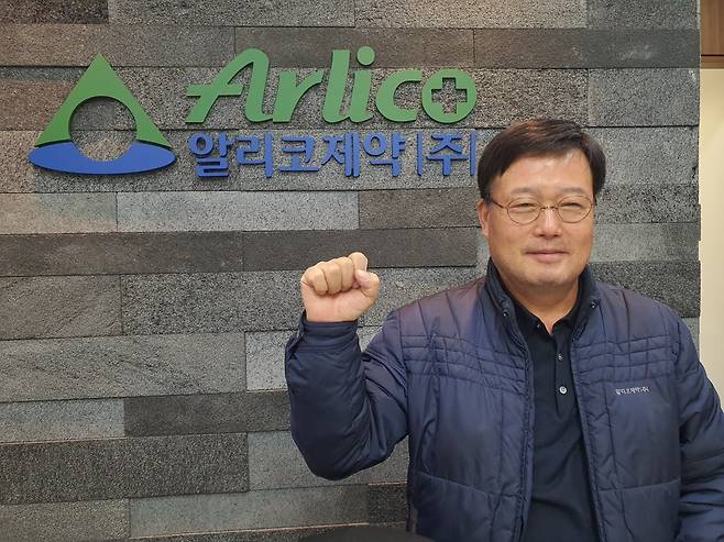 이항구 알리코제약 대표가 한국경제신문과 인터뷰 후 파이팅을 외치고 있다. 윤현주 기자