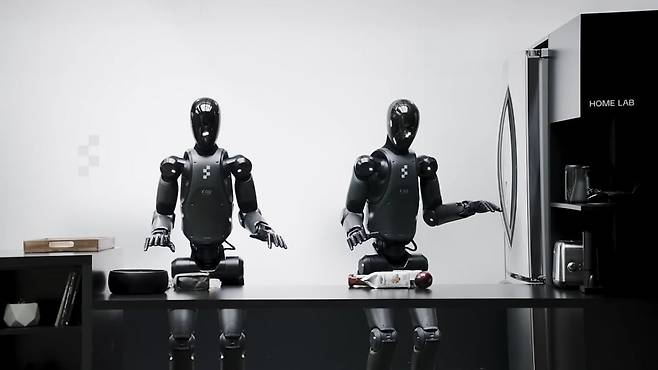 피규어AI의 새 휴머노이드 로봇용 인공지능(AI) 모델 '헬릭스'가 탑재된 로봇 '피규어 02' 두 대가 명령어에 따라 물건을 정리하고 있다./ 사진=피규어AI 유튜브 영상 캡처