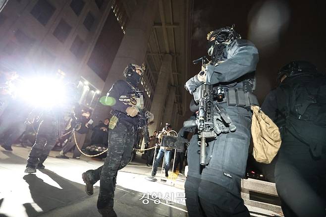 윤석열 대통령이 비상계엄을 선포한 직후인 지난해 12월4일 새벽 서울 여의도 국회의사당에 도착한 무장군인들이 국회본청 진입을 시도하자 국회 직원 등이 격렬히 막아서고 있다. 성동훈 기자