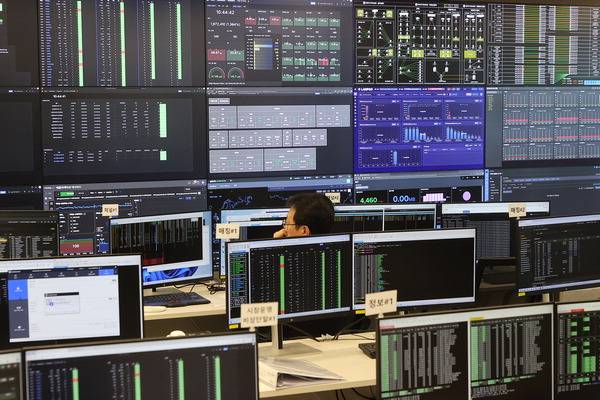 국내 최초 대체거래소 ‘넥스트레이드(NXT)’가 다음달 4일 출범하면서 한국거래소(KRX)와 함께 주식거래 복수시장이 형성된다. 사진은 서울 여의도 넥스트레이드에서 업무를 보고 있는 직원 모습. 연합뉴스