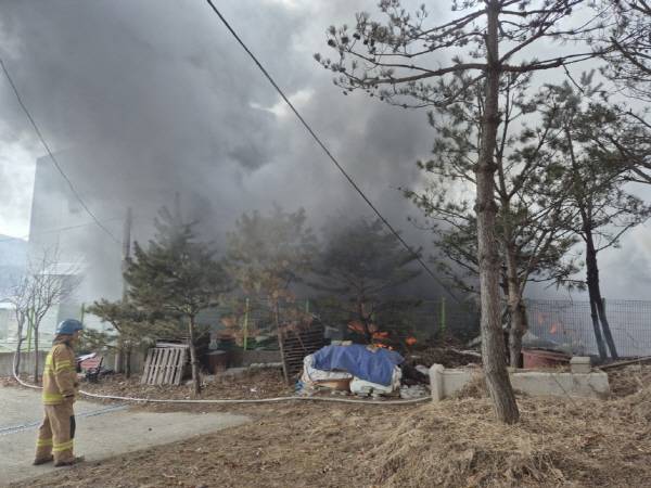 경기 용인시 처인구 접착제 제조공장 화재 현장. 경기소방본부 제공=연합뉴스